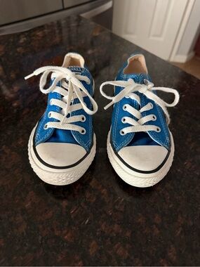 Converse Kids Low-Top Sneakers in Blue and White